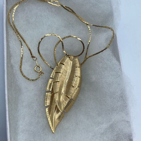 Vintage Jewelry - Vintage double leaf moving pendant necklace gold colored.